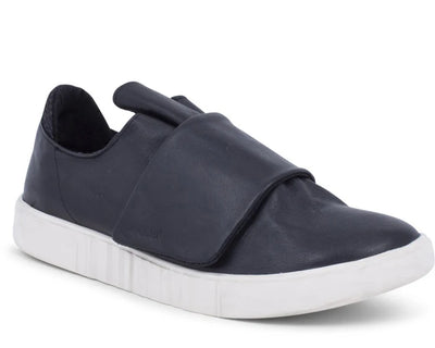 Woden Jenny Velcro Sneaker black or white.